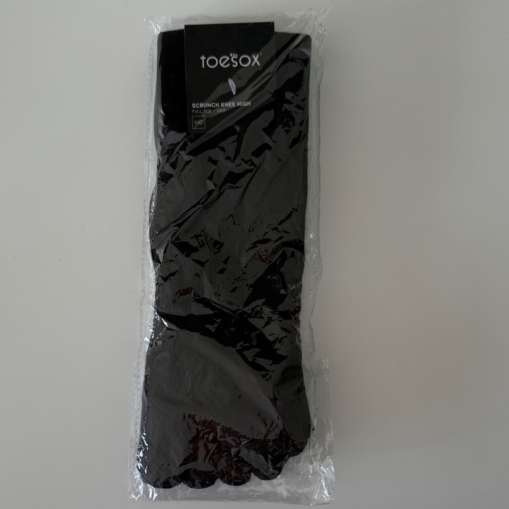 NWT.  Toesox Scrunch Knee High Full Toe Grip Socks. Size Medium